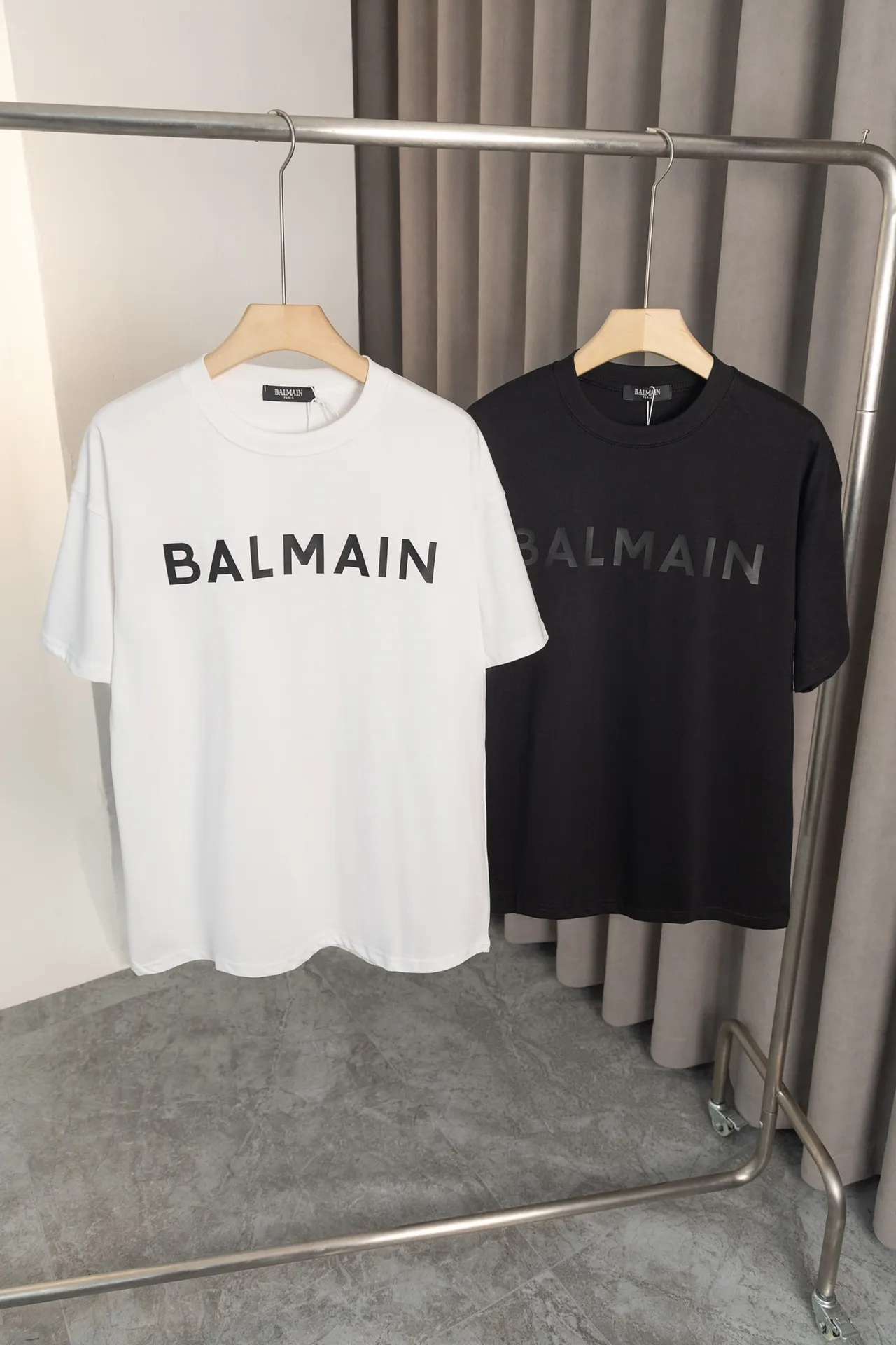 A European version XS～L size 24ss New Arrival Balmain short-sleeved European version using double gauze pure cotton fabric Classic Balmain letter logo printing technology, simple and elegant fashion Versatile, color: Black, White, Size: XS S M L 4 codes.